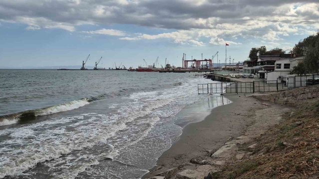 Tekirdağ'da 4 ilçede olumsuz hava şartları nedeniyle denize girişler bugün yasaklandı