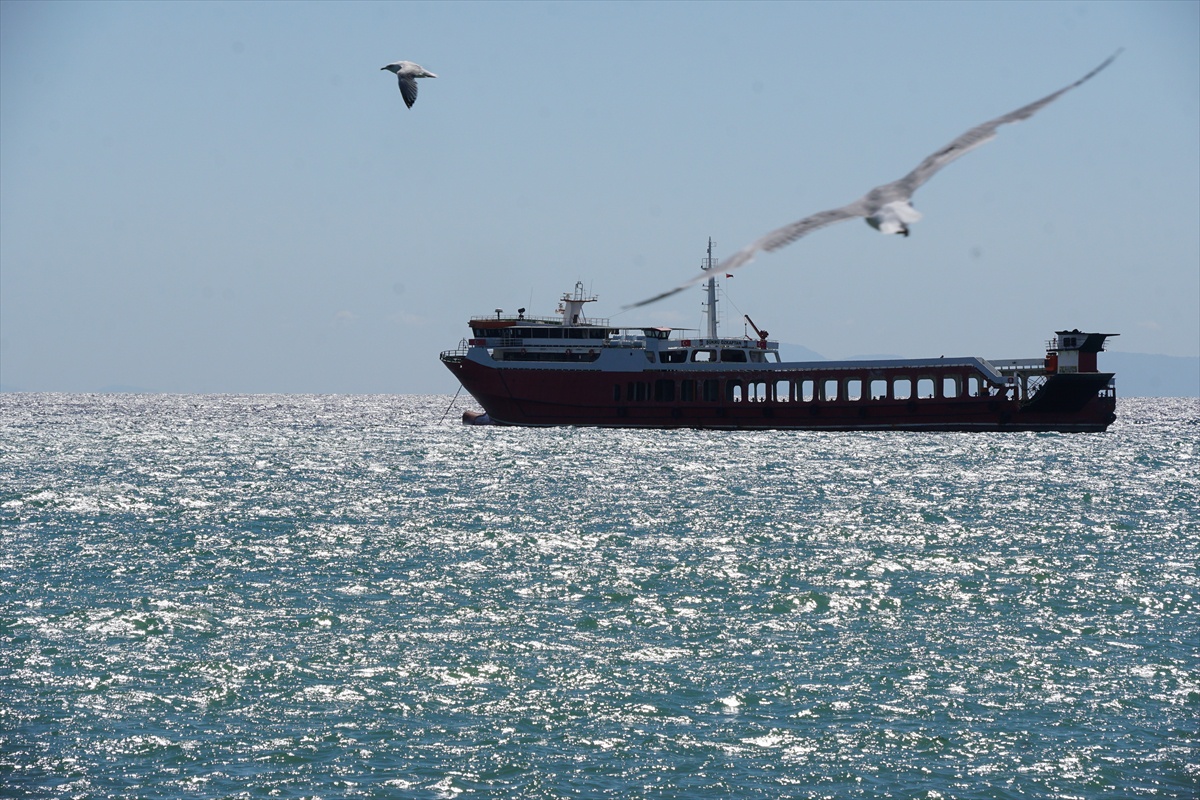 Tekirdağ\'da poyraz deniz ulaşımını aksatıyor; 8 gemi açıkta bekliyor
