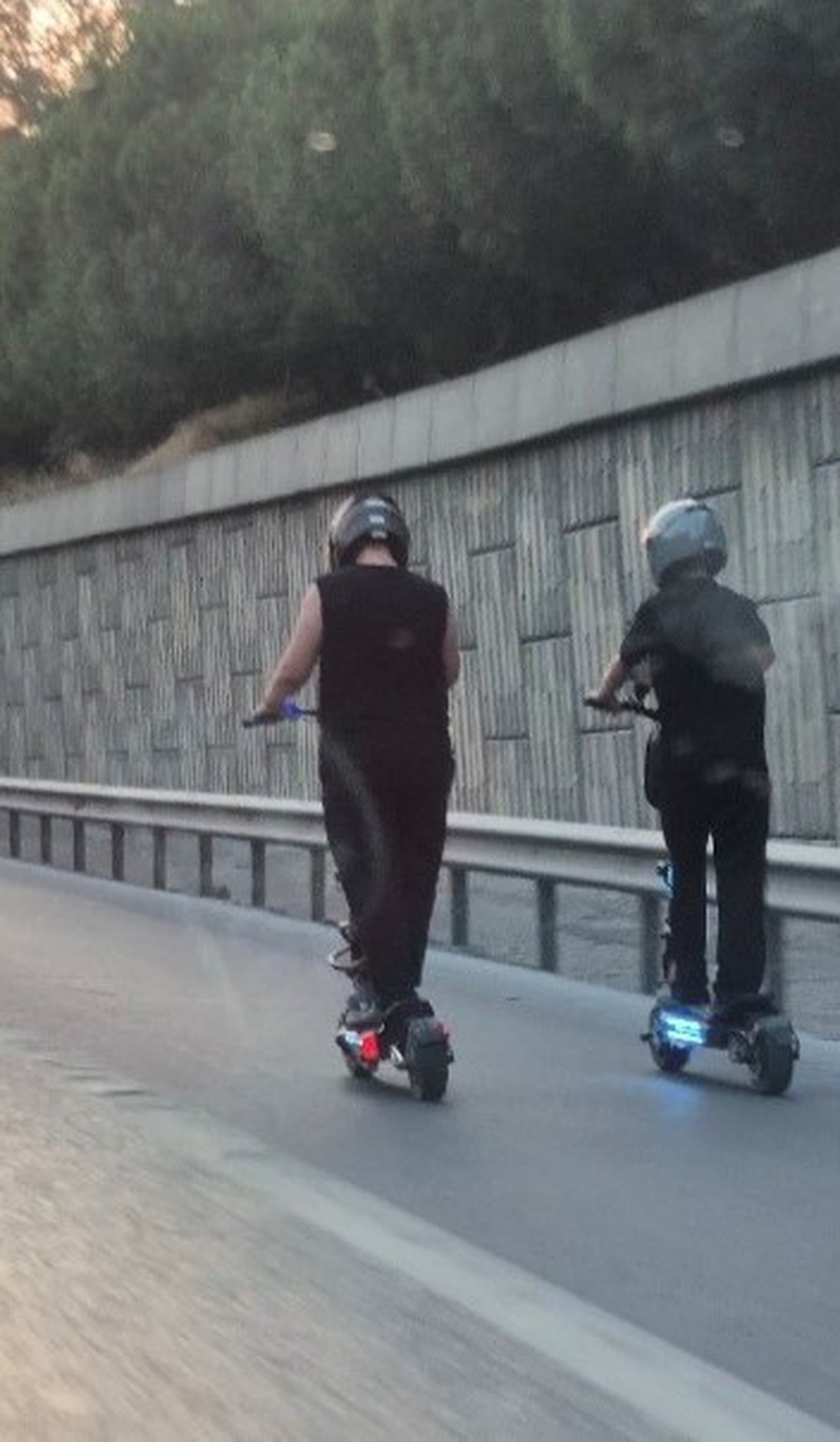 İstanbul\'da 2 scooter sürücüsü TEM Otoyolu\'nda Sultangazi\'ye doğru tehlikeli yolculuk yaptı