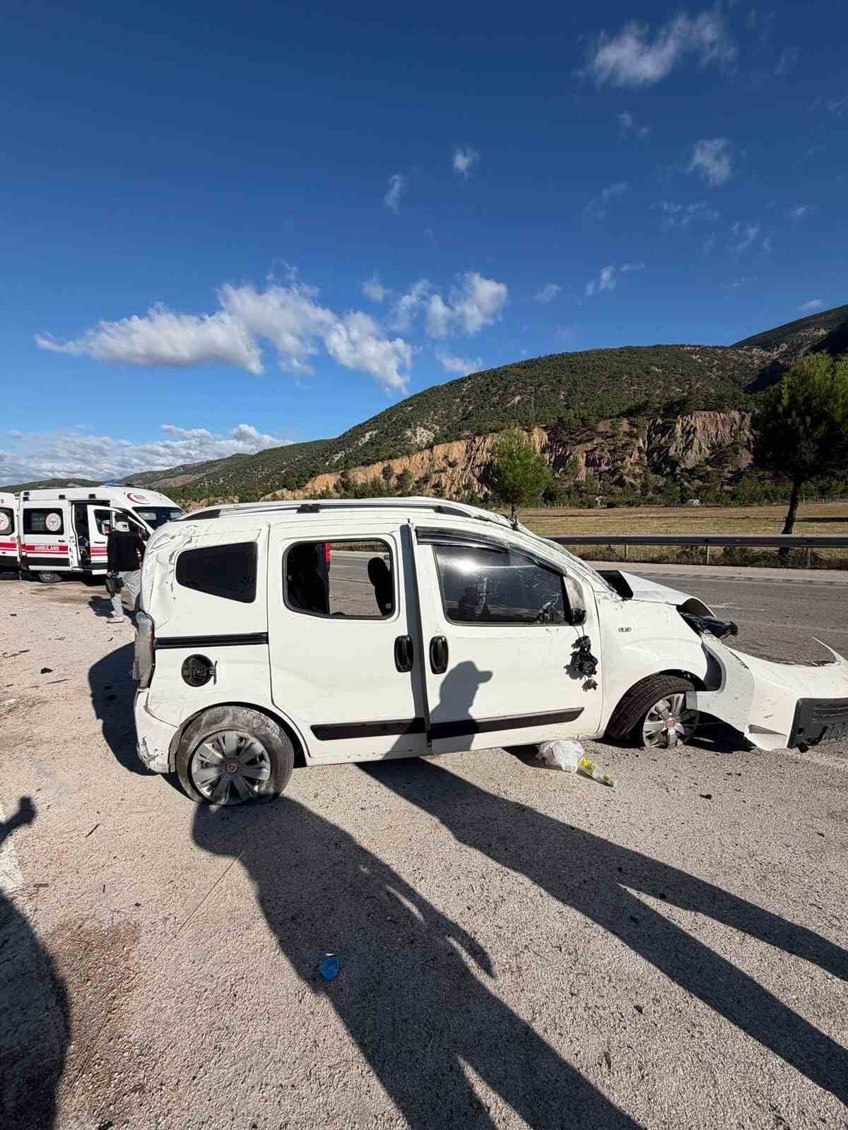 Tokat Reşadiye\'de hafif ticari araç takla attı, 2\'si ağır 4 kişi yaralandı