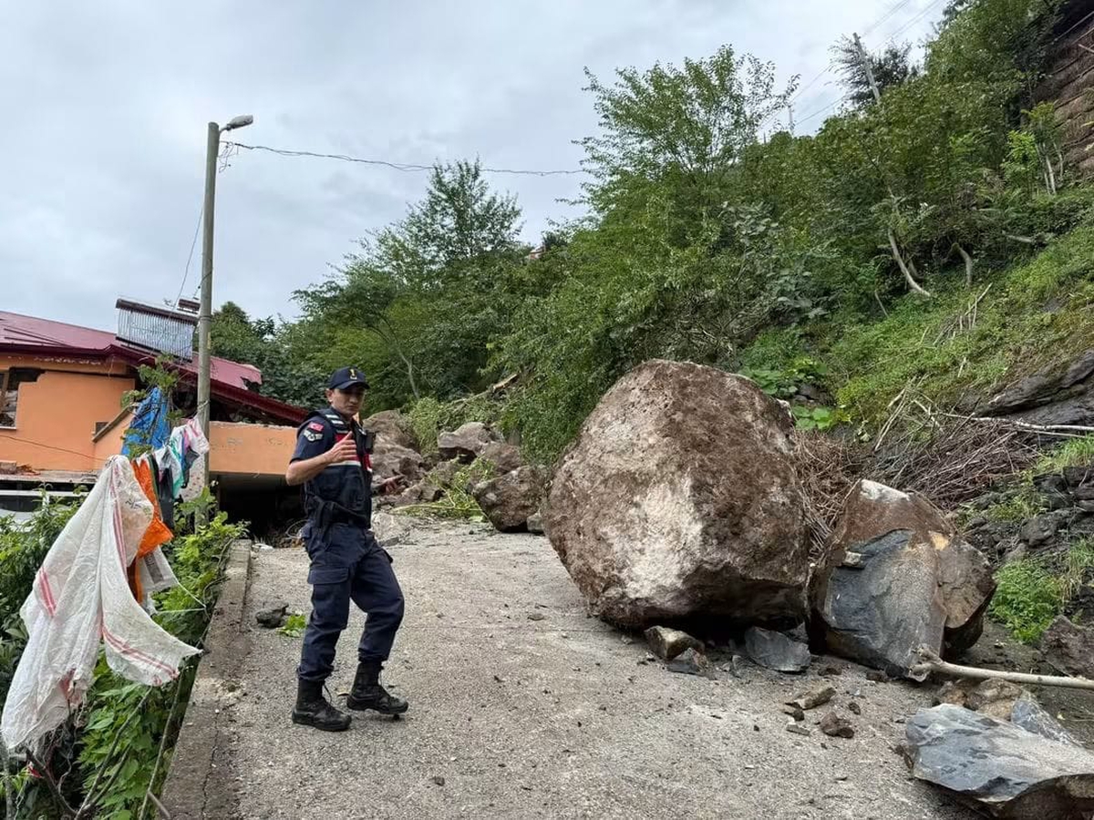 Trabzon Beşikdüzü\'nde heyelan 3 katlı evin üst katını toprak ve suyla doldurdu