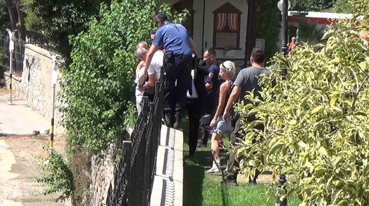 Aydın Efeler\'de tren yoluna atlamak isteyen adamı polis ve itfaiye son anda kurtardı