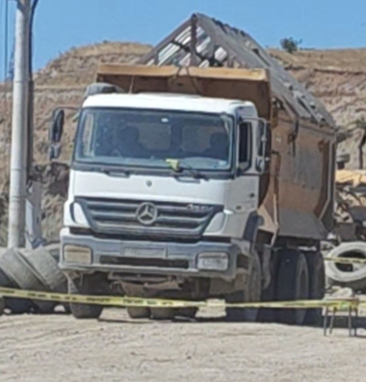 Manisa Turgutlu\'da kum ocağında kamyonun altında kalan Suriyeli işçi yaşamını yitirdi