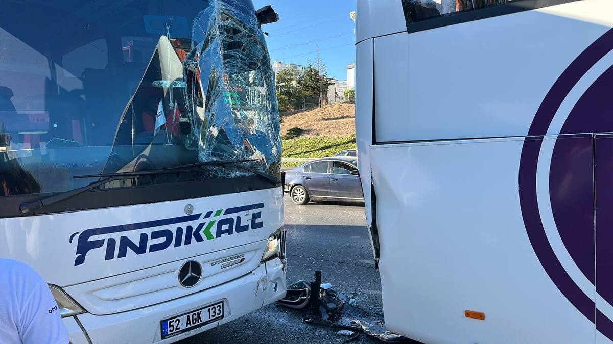 Ümraniye TEM Otoyolu\'nda 4 aracın karıştığı zincirleme kazada ölen ya da yaralanan olmadı