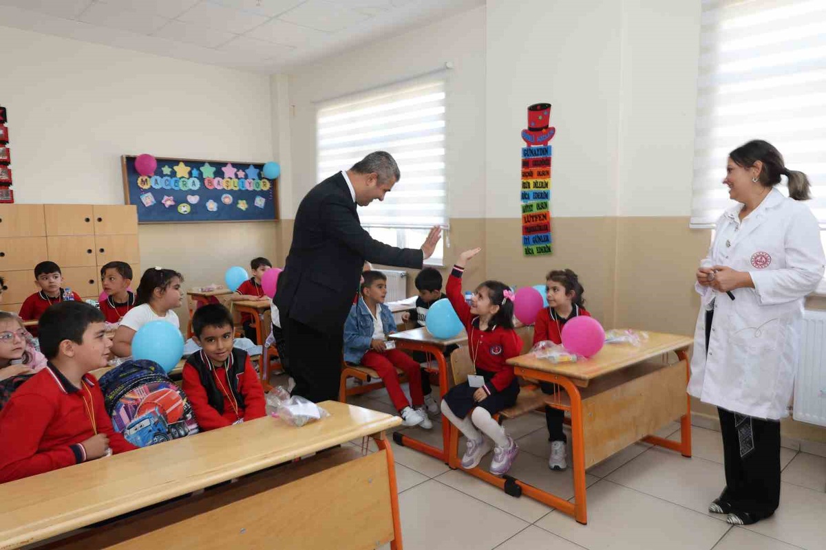 Erzurum'da İl Milli Eğitim Müdürü Ekici, uyum haftasında minik öğrencileri ziyaret etti