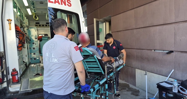 Adıyaman'da buzdolabının altında kalan kişi hastaneye kaldırıldı