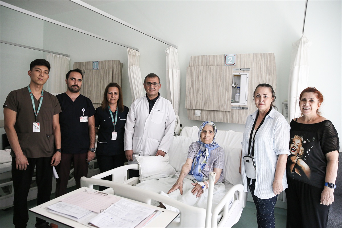 Bursa\'da 76 yaşındaki hastaya TAVI yöntemiyle biyoprotez kapak yerleştirildi