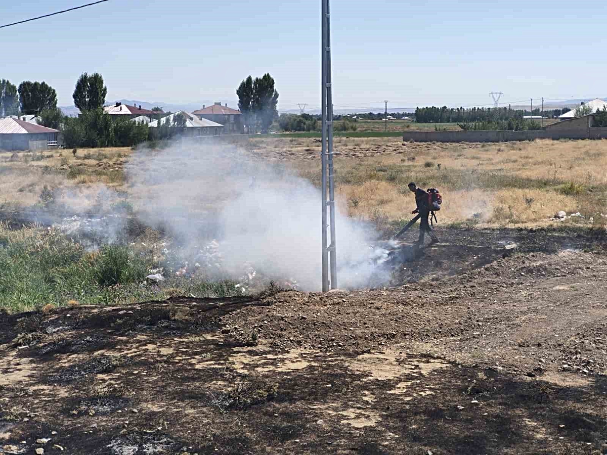 Van Erciş\'te örtü yangını itfaiyenin müdahalesiyle söndürüldü