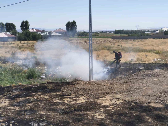 Van Erciş'te örtü yangını itfaiyenin müdahalesiyle söndürüldü