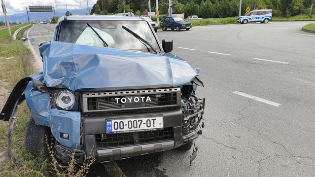 Gürcistan plakalı cip Rize Pazar'da kırmızı ışıkta bekleyen 3 araca çarptı