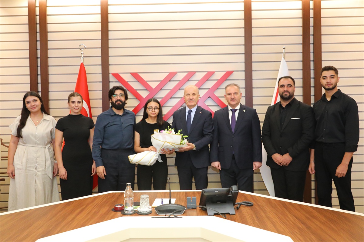 YÖK Başkanı Özvar, dünya birincisi Harran Üniversitesi Vox Humanis Korosu\'nu kabul etti