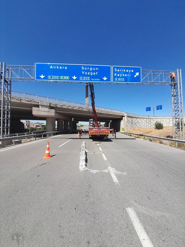 Yozgat'ta karayollarındaki görünürlüğü azalan trafik levhaları yenilendi