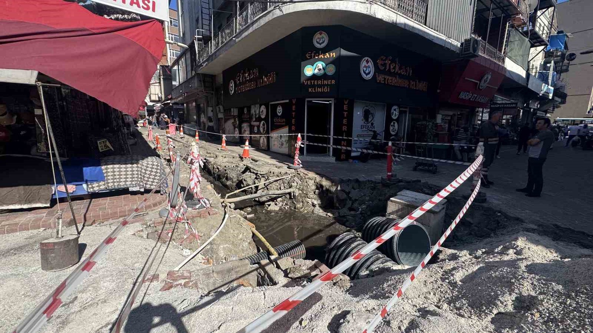 Zonguldak\'ta 15 gündür kapatılmayan çukur esnafın işlerini yarı yarıya düşürdü