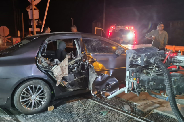 Yolcu treni hemzemin geçidinde otomobile çarptı: 5 yaralı