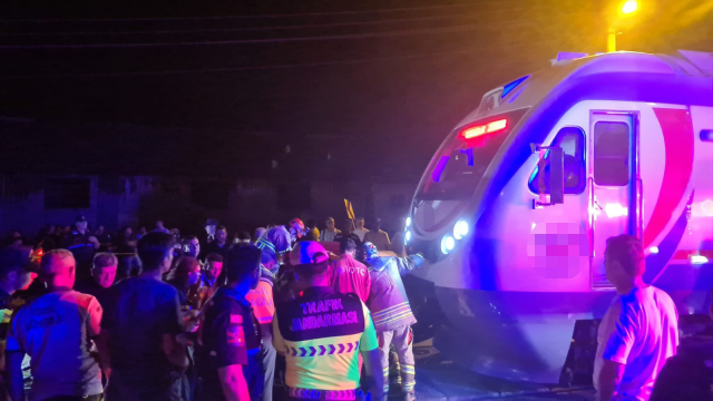 Yolcu treni hemzemin geçidinde otomobile çarptı: 5 yaralı