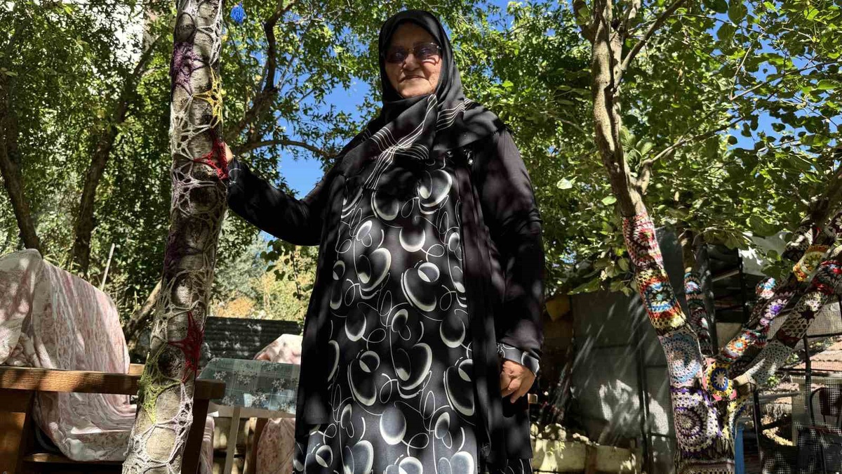 60 yıllık örgü tutkusuyla Karabük\'te yaşayan Aliye Yavru, ağaçları süslüyor