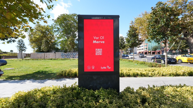 81 ildeki billboardlarda yer alan QR kodlu mesajlar merak uyandırdı
