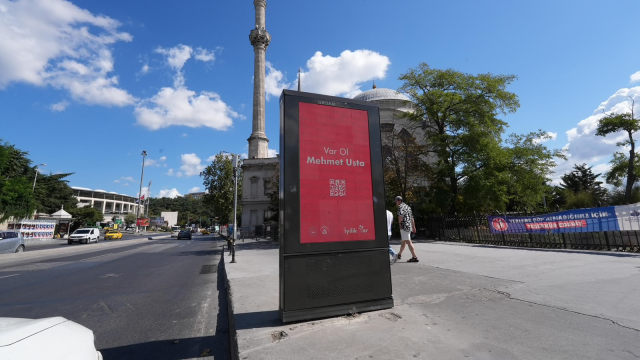 81 ildeki billboardlarda yer alan QR kodlu mesajlar merak uyandırdı
