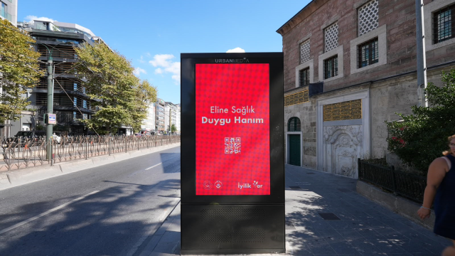 81 ildeki billboardlarda yer alan QR kodlu mesajlar merak uyandırdı