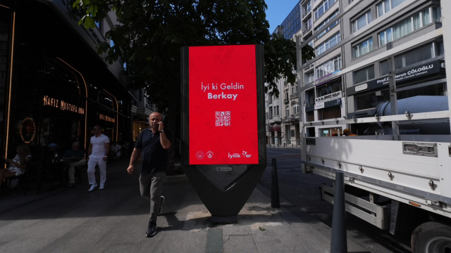 81 ildeki billboardlarda yer alan QR kodlu mesajlar merak uyandırdı