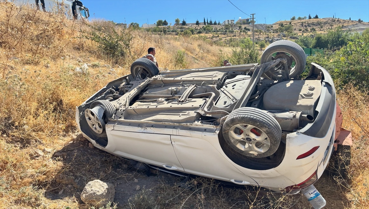 Adıyaman Besni\'de otomobil şarampole devrildi, 2 yaralı hastaneye kaldırıldı