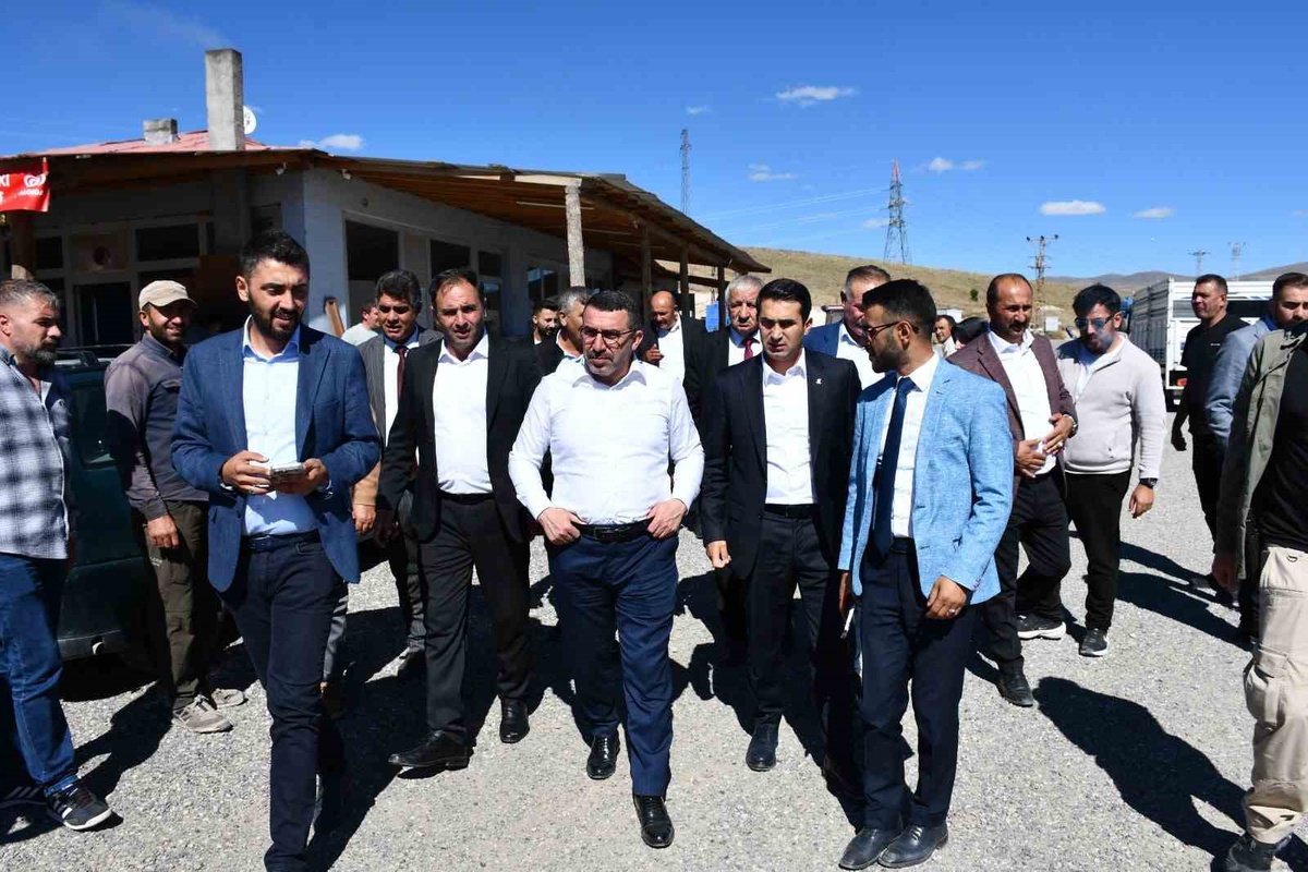 AK Parti heyetinden Sarıkamış’ta gövde gösterisi: Teşkilat buluşması ve yatırımlar sahada incelendi