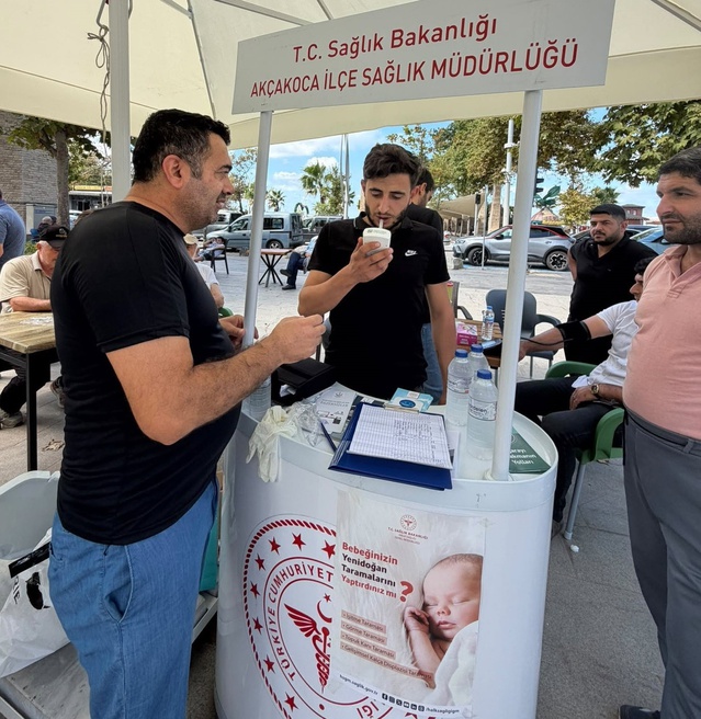 Akçakoca'da halk sağlığı haftası standında sigara bırakma hizmetleri anlatıldı