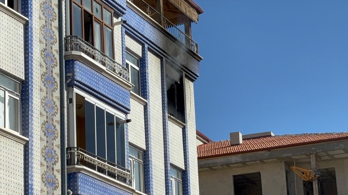 Aksaray\'da 5 katlı apartmanın son katında çıkan yangın evde hasara yol açtı
