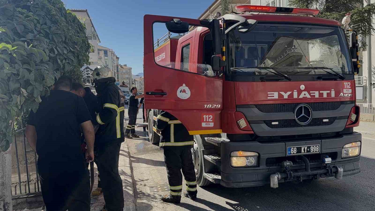 Aksaray\'da 2 yaşındaki çocuğun çakmakla tutuşturduğu yangında ev kullanılamaz hale geldi