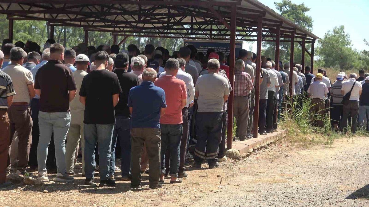 Aksu yangınında tahliye sırasında kalp krizi geçiren Hasan Kahya toprağa verildi