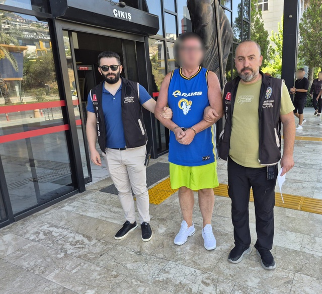 Türk bayrağına tüküren İngiliz turist tutuklandı! Saygısızlığı yanına kar kalmadı