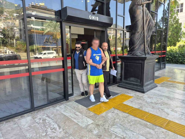 Türk bayrağına tüküren İngiliz turist tutuklandı! Saygısızlığı yanına kar kalmadı