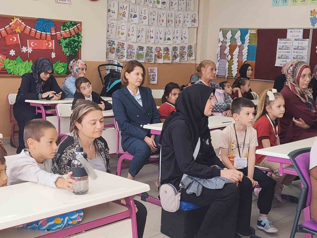Altıntaş'ta müdür Tuba Sinan, minik öğrencilerin Uyum Haftası heyecanına ortak oldu