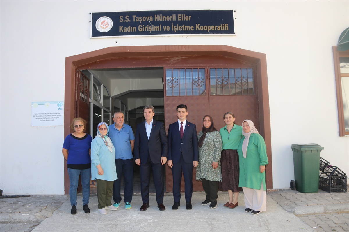 Amasya Valisi Önder Bakan, Taşova\'da kadın kooperatifini ziyaret etti