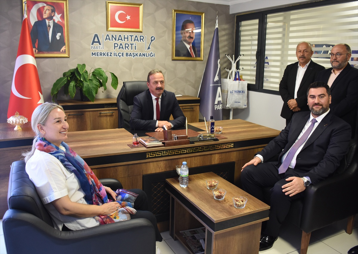 Anahtar Parti lideri Ağıralioğlu, Kırıkkale\'de esnafı ziyaret edip il başkanlığına gitti