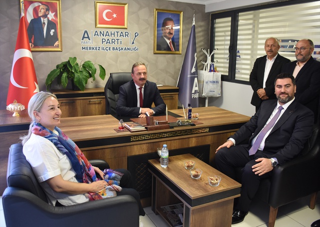 Anahtar Parti lideri Ağıralioğlu, Kırıkkale'de esnafı ziyaret edip il başkanlığına gitti