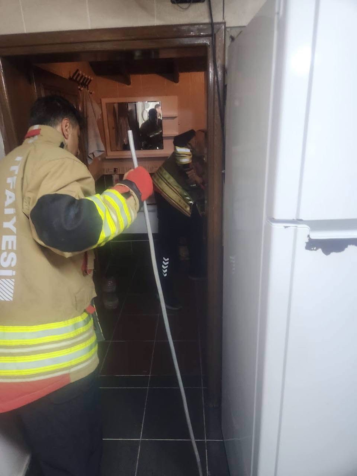 Antakya’da eve giren yılan ekipler tarafından yakalandı