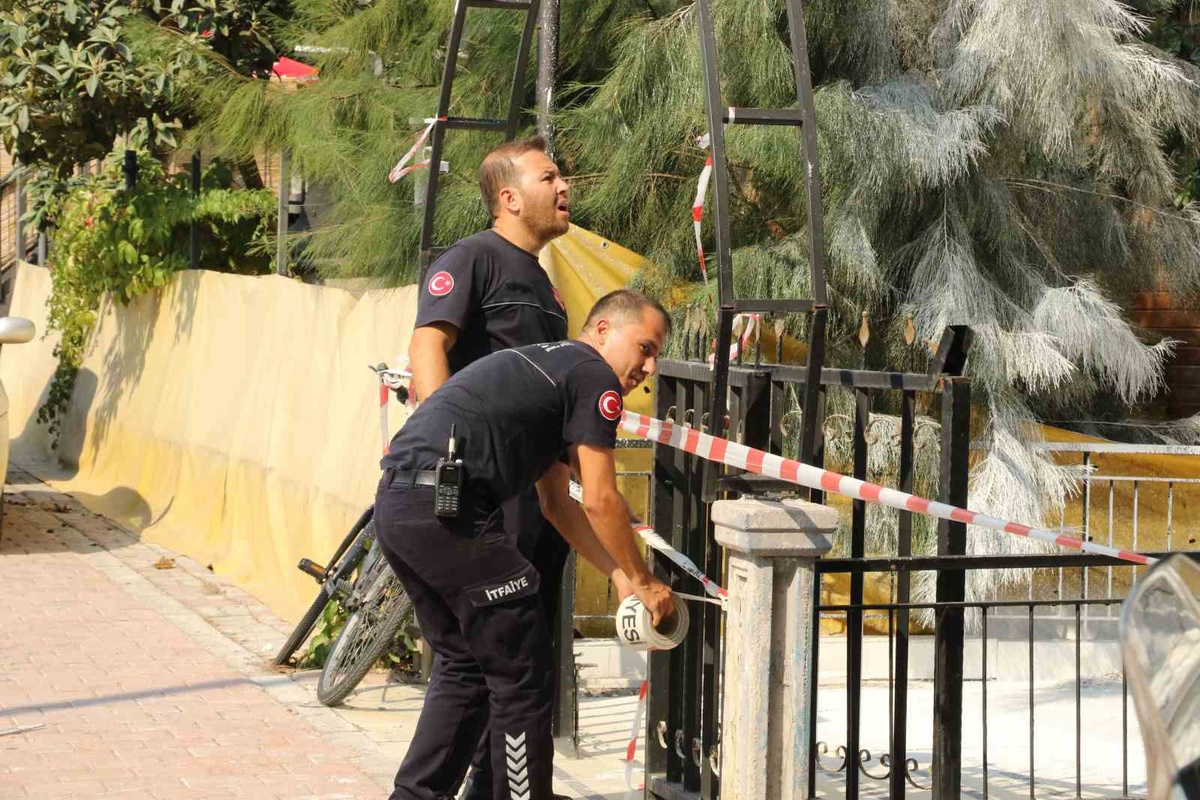 Antalya\'da düşen iskelede 2 boya işçisi 13. katta asılı kaldı, balkondan kurtuldu