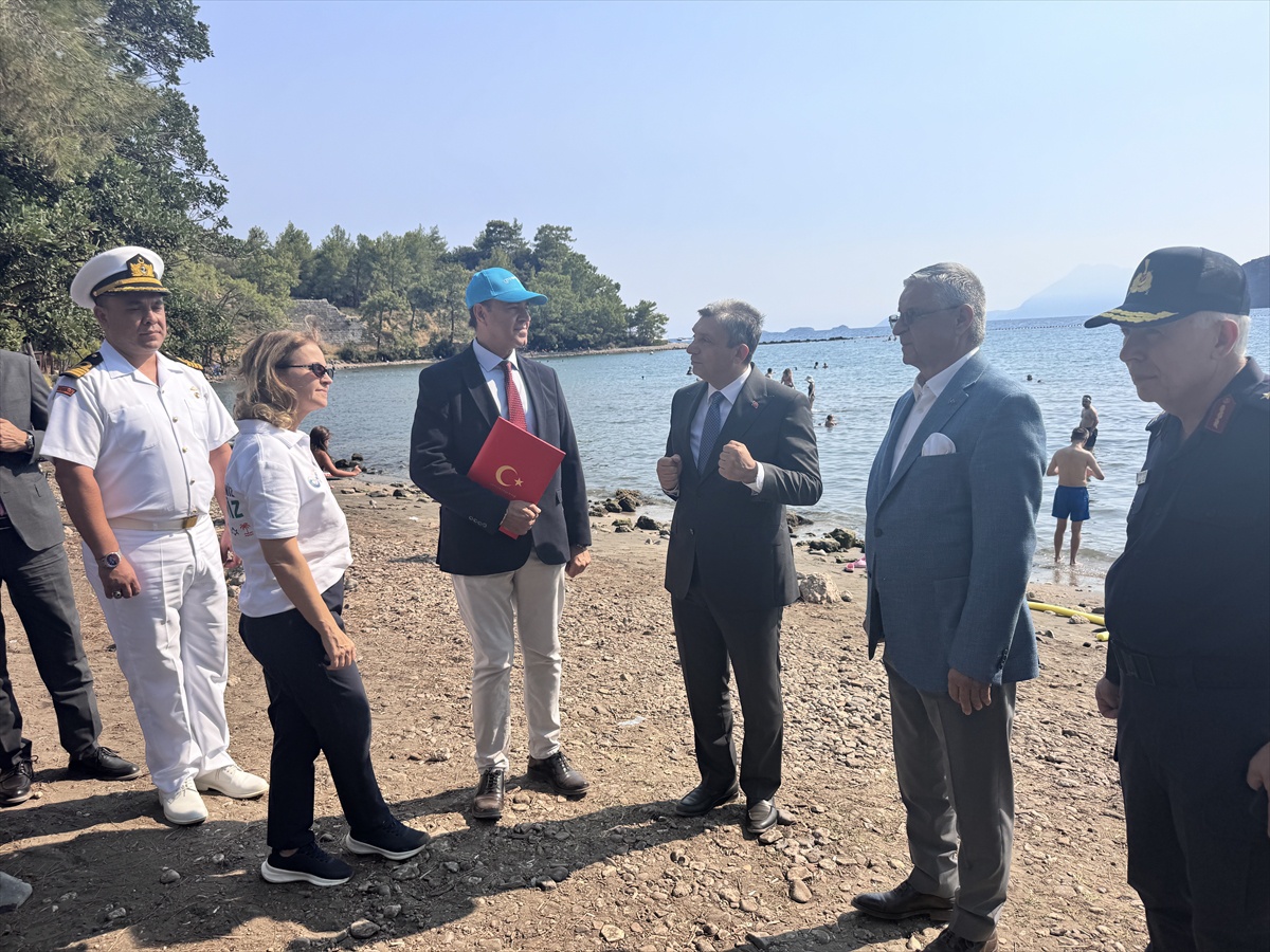 Antalya Kemer'de 575 metrelik deniz bariyeri takıldı, çöp kaparlar hizmete girdi