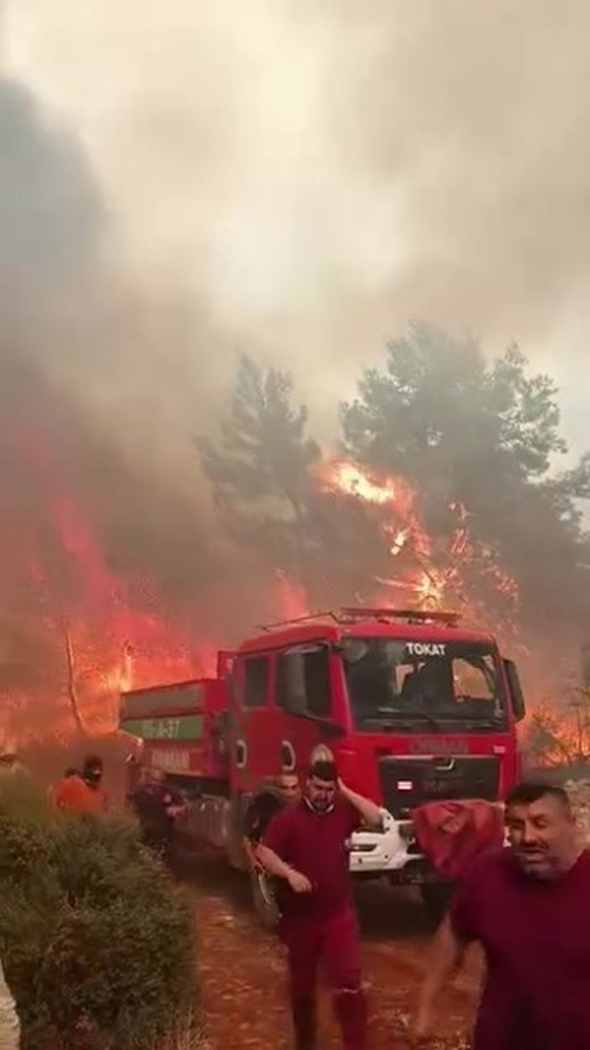 Antalya Aksu\'da alevler ekipleri kıskıvrak yakaladı, son anda kurtuldular