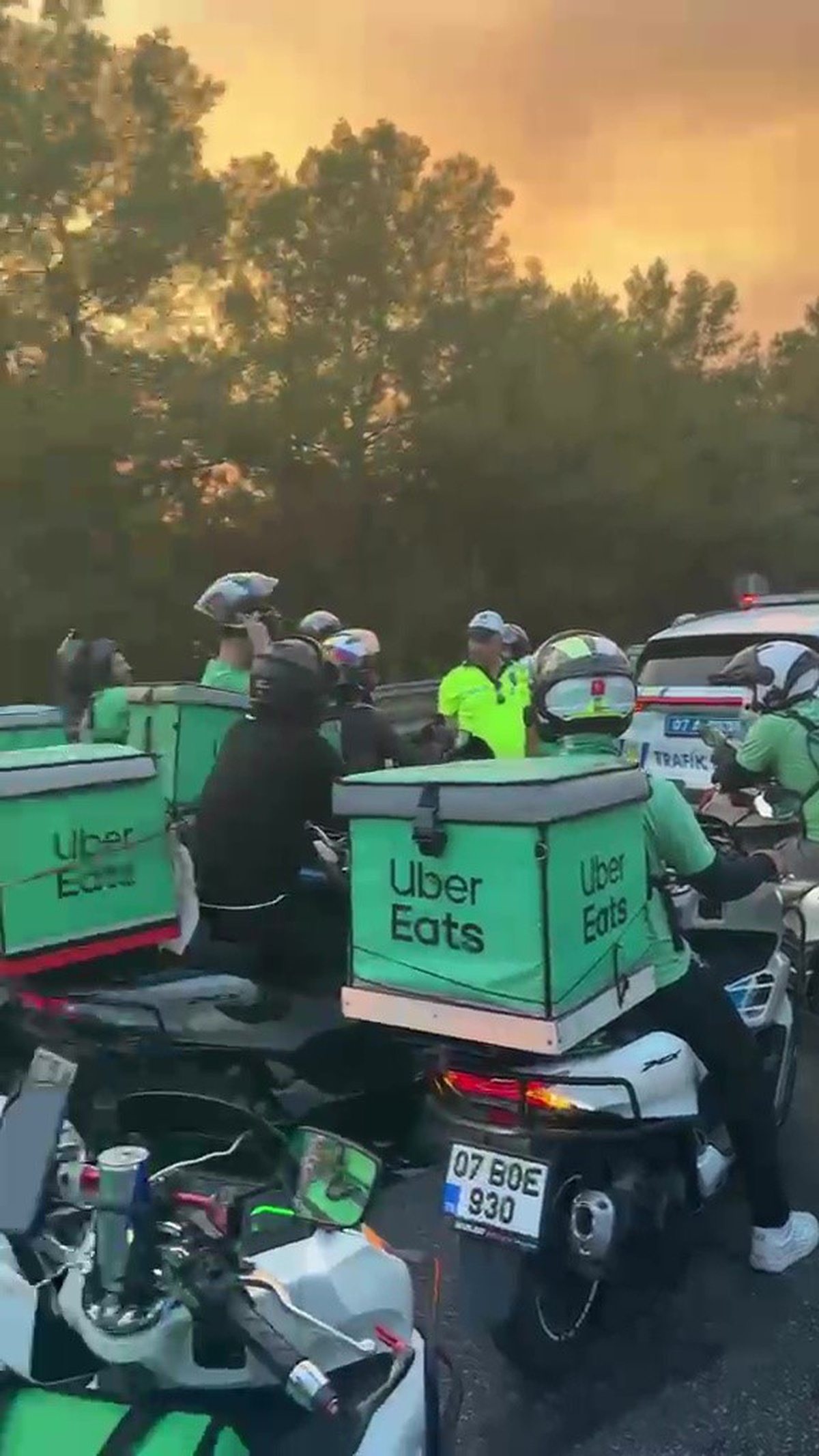Antalya’da Motokuryeler yangın bölgesine yardım taşımak için seferber oldu