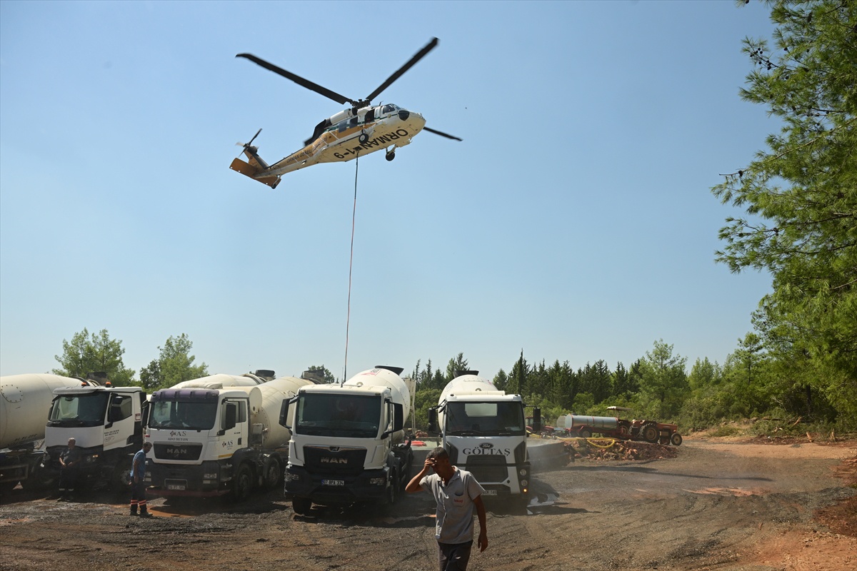 Antalya Aksu\'da köylüler traktörlerle yangın havuzlarını doldurup helikopterlere su
