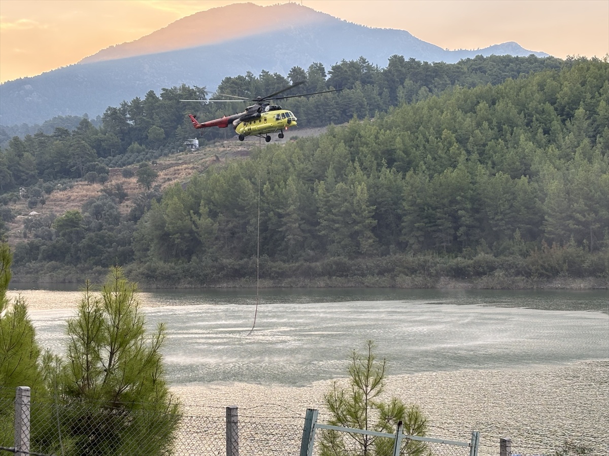 Antalya\'nın Kumluca ilçesindeki orman yangınına müdahale sürüyor