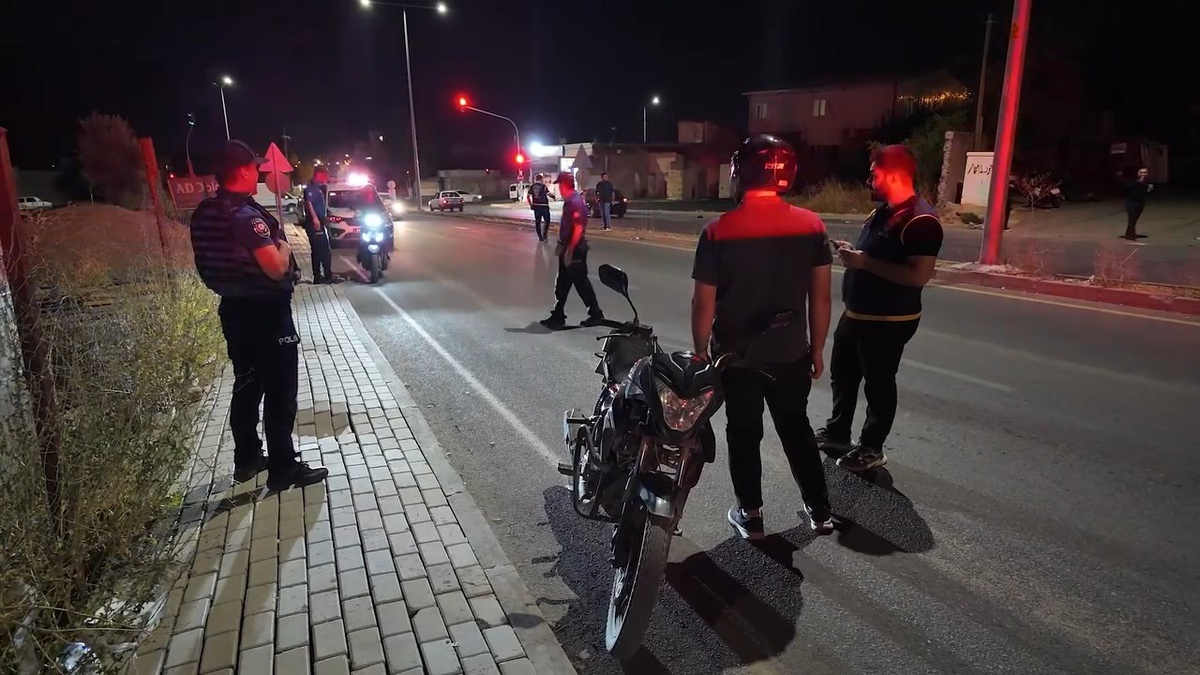Adıyaman\'da asayiş uygulamasında 2 aranan şahıs yakalandı, 1 milyon 54 bin TL ceza kesildi