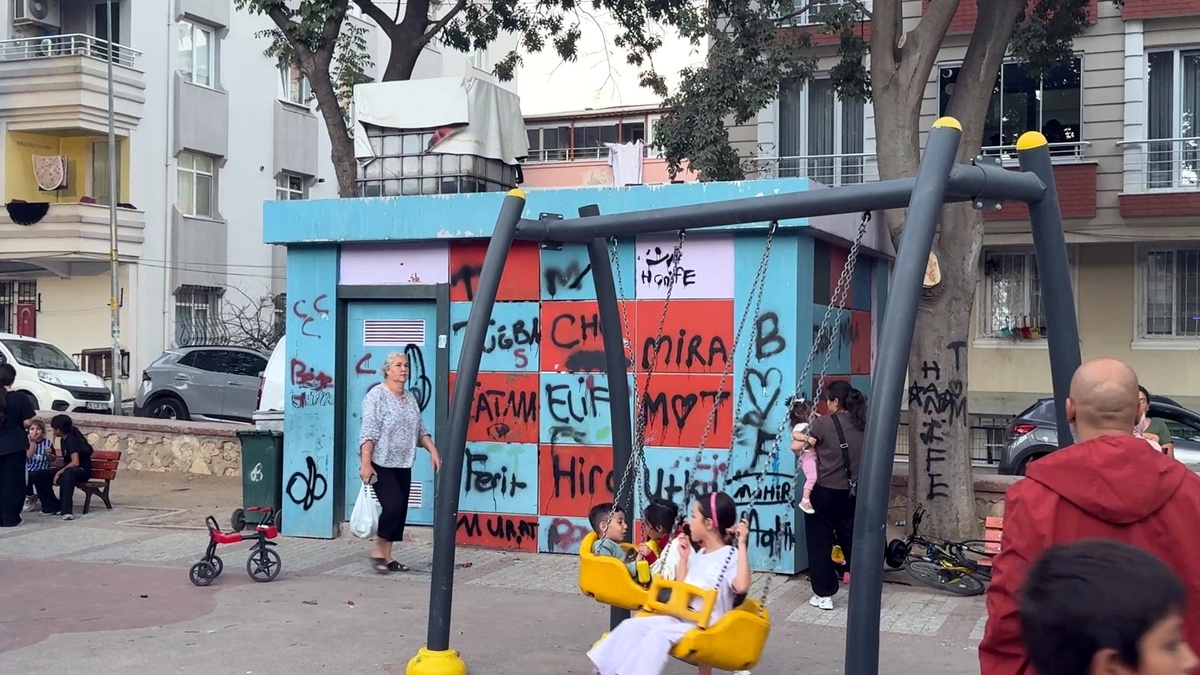 Avcılar’da parktaki trafonun üzerinde mahsur kaldı