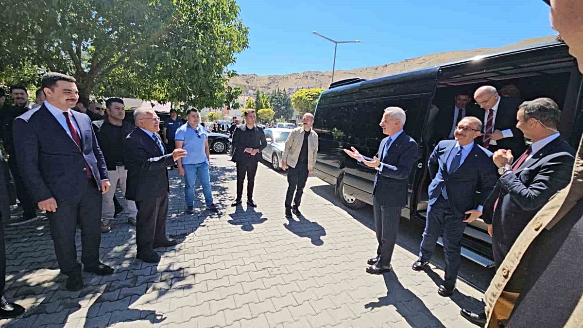 Bakan Uraloğlu Malatya Darende\'de Belediye Başkanı Bozkurt\'tan yatırım brifingi aldı