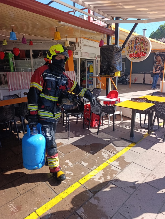 Balıkesir Burhaniye'de iş yerinde çıkan yangın ekiplerce söndürüldü