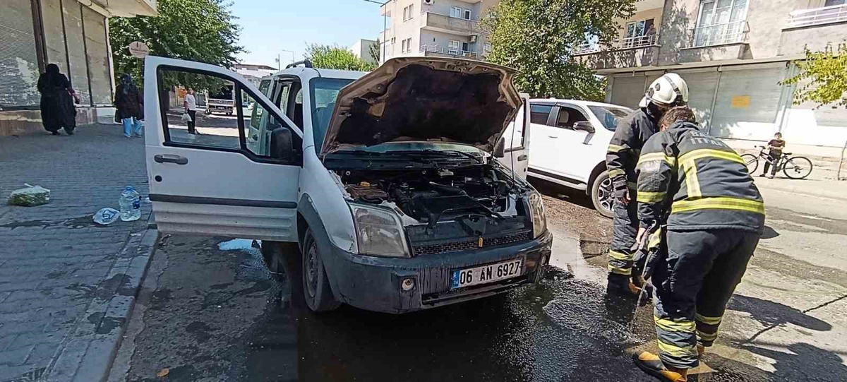 Batman Hilal Mahallesi\'nde park halindeki araçta çıkan yangın vatandaşlarca söndürüldü