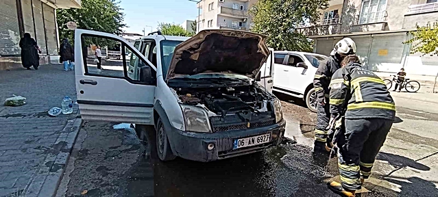 Batman Hilal Mahallesi'nde park halindeki araçta çıkan yangın vatandaşlarca söndürüldü