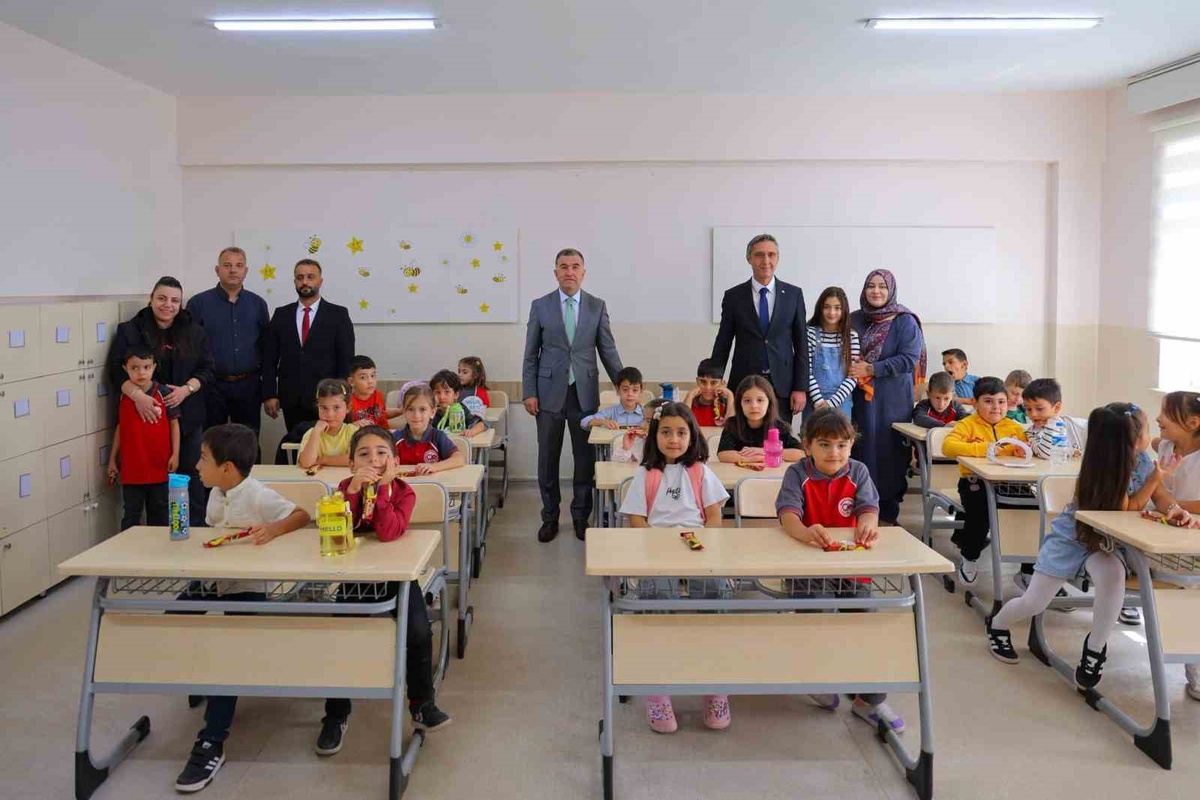 Bayburt\'ta 1\'inci sınıf öğrencileri Uyum Haftası\'nda Vali Eldivan\'la buluştu